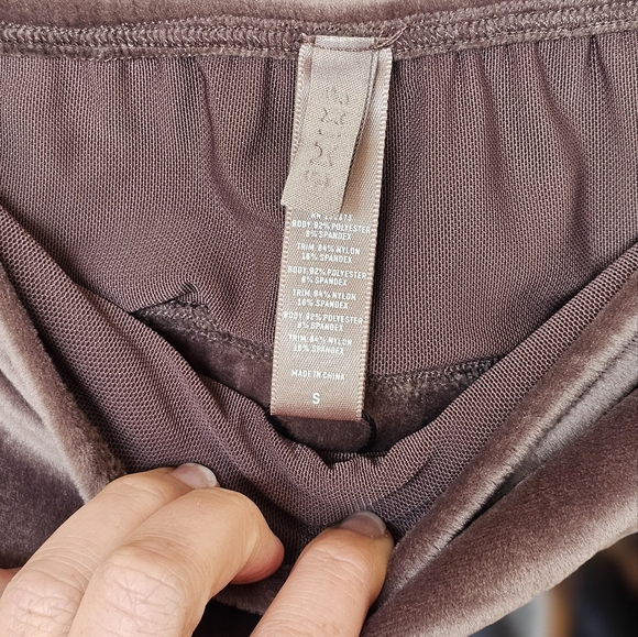 SKIMS Velour Bandeau - Picture 4 of 7